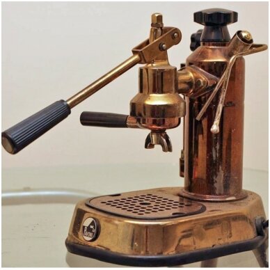 Pirmasis kavos aparatas, pakeitęs kavos gaminimo procesą nuo pagrindų.